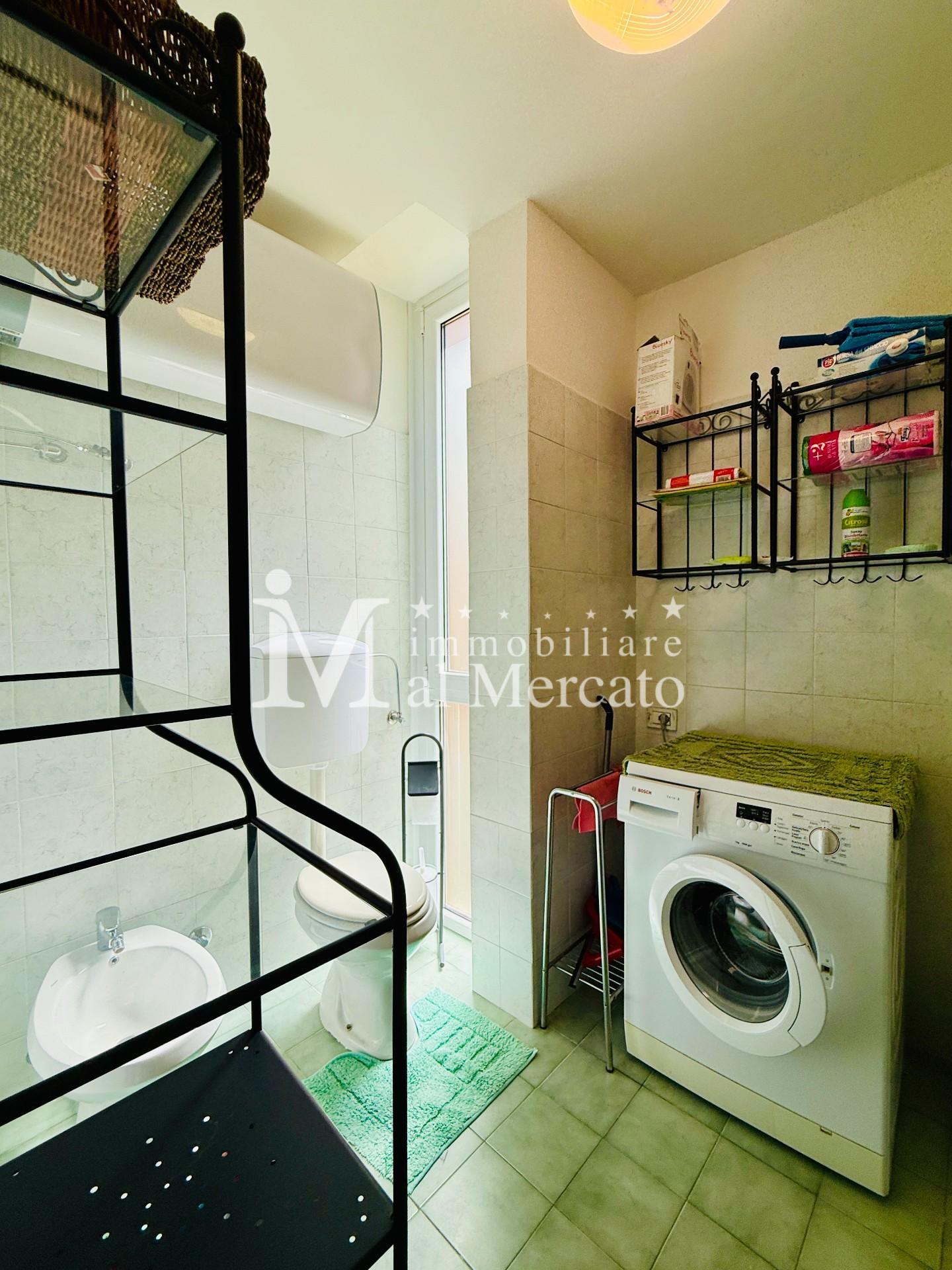 Immagine 14 di Appartamento in vendita  a Viareggio