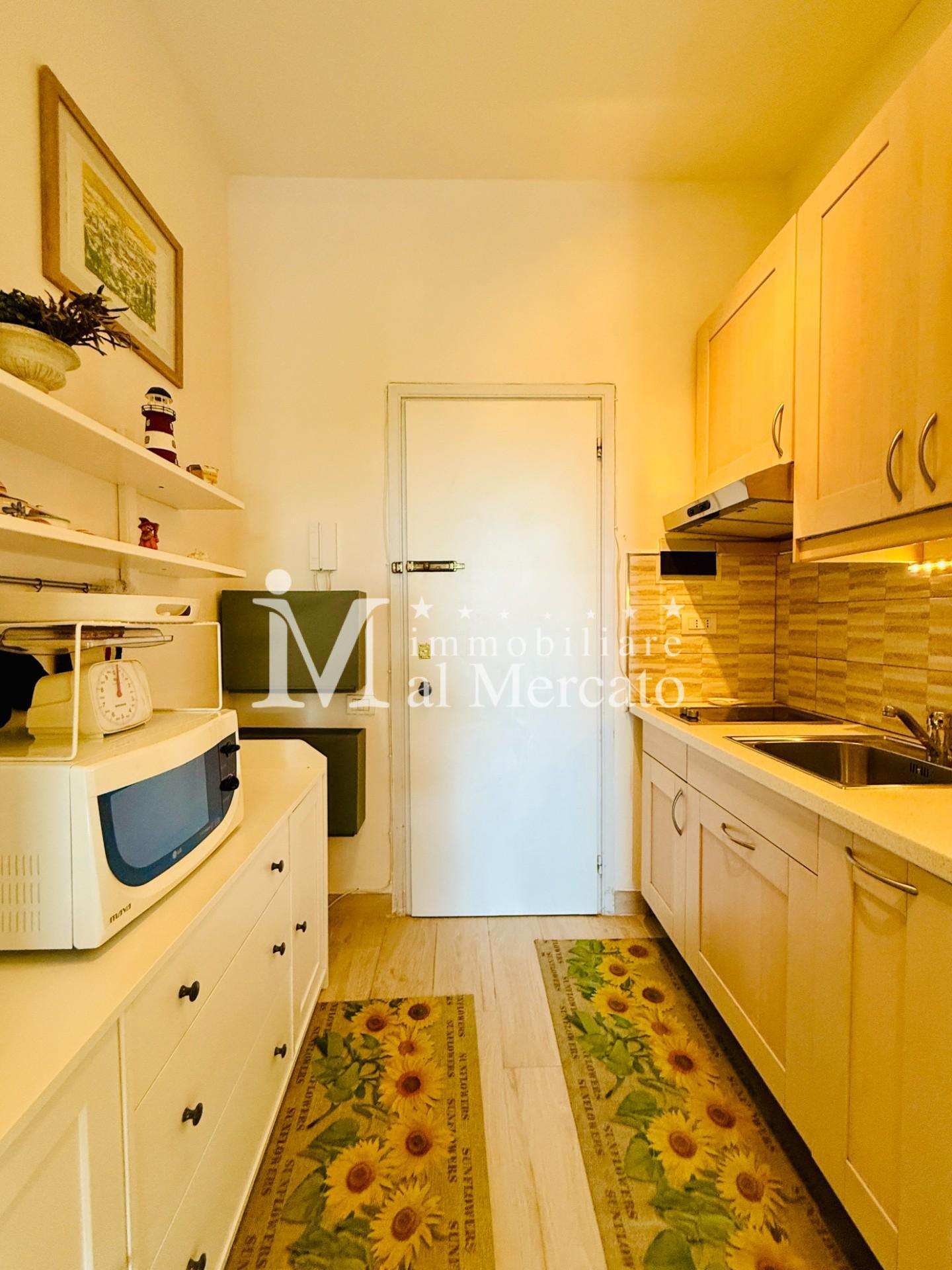 Immagine 9 di Appartamento in vendita  a Viareggio