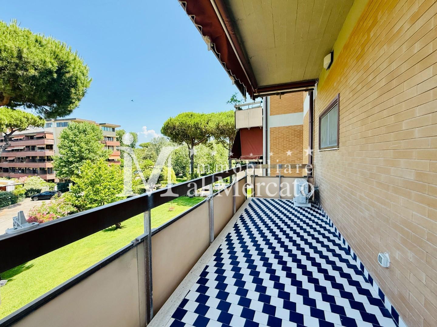 Immagine 22 di Appartamento in vendita  a Viareggio