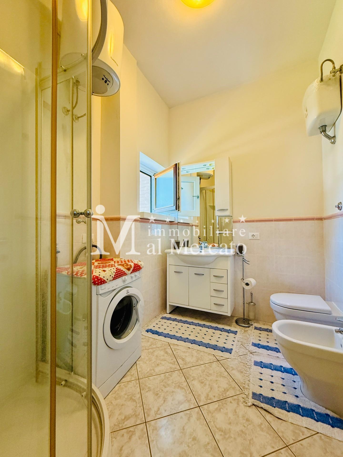 Immagine 30 di Appartamento in vendita  a Viareggio