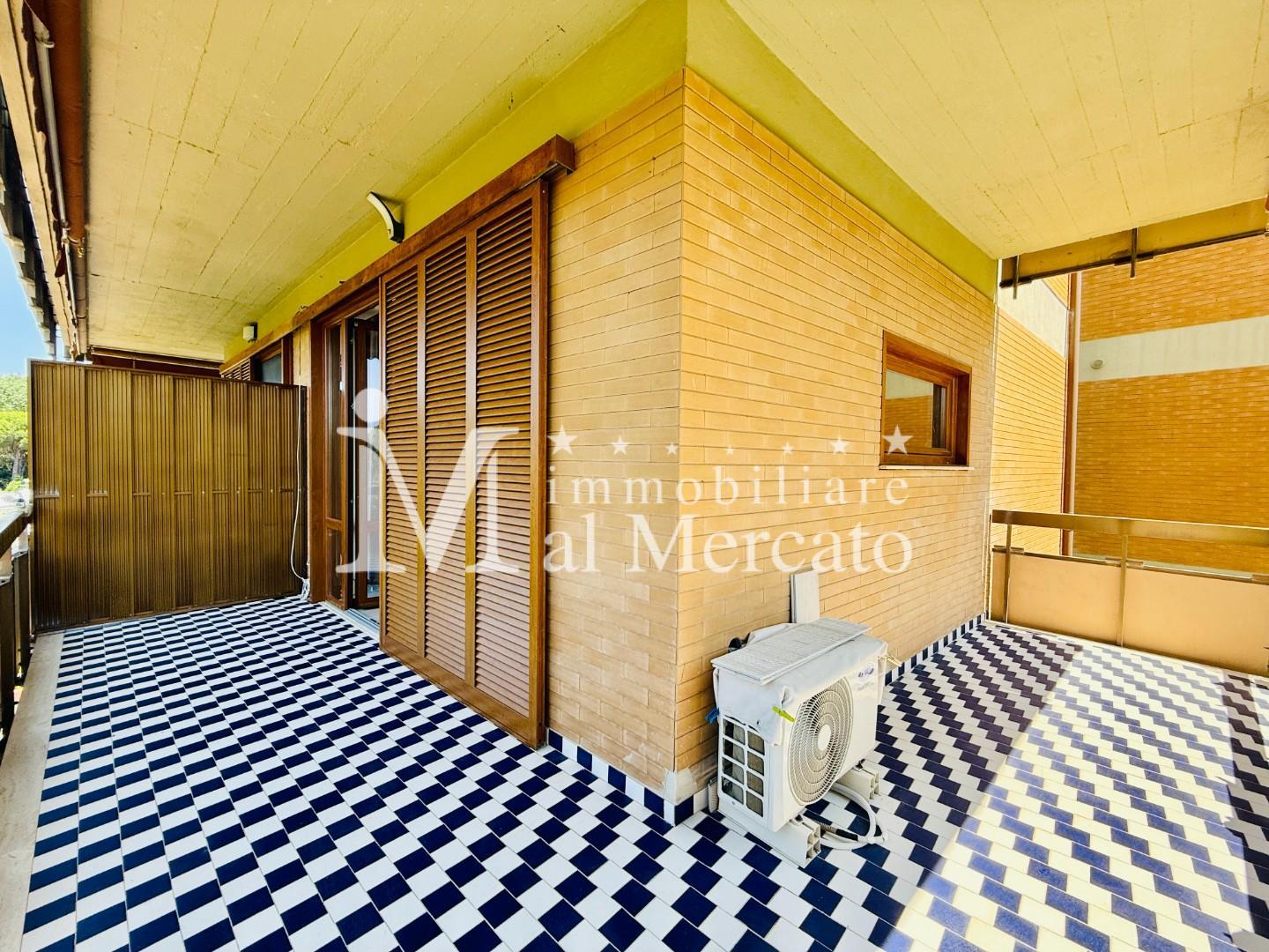 Immagine 4 di Appartamento in vendita  a Viareggio