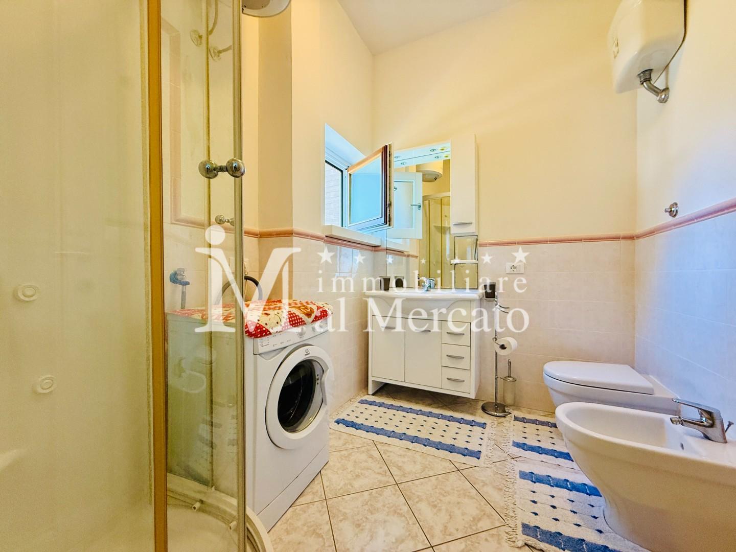 Immagine 31 di Appartamento in vendita  a Viareggio