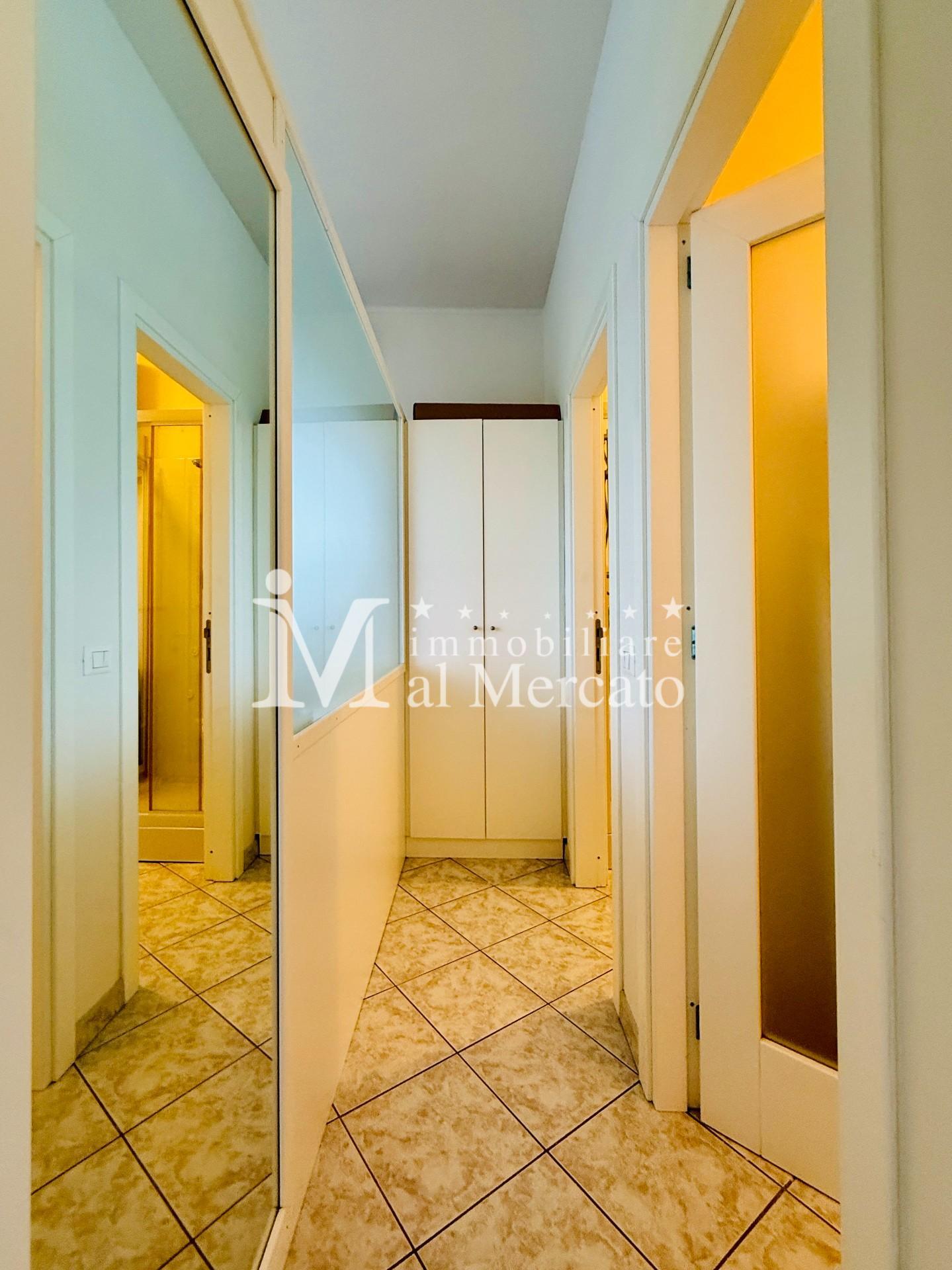 Immagine 33 di Appartamento in vendita  a Viareggio