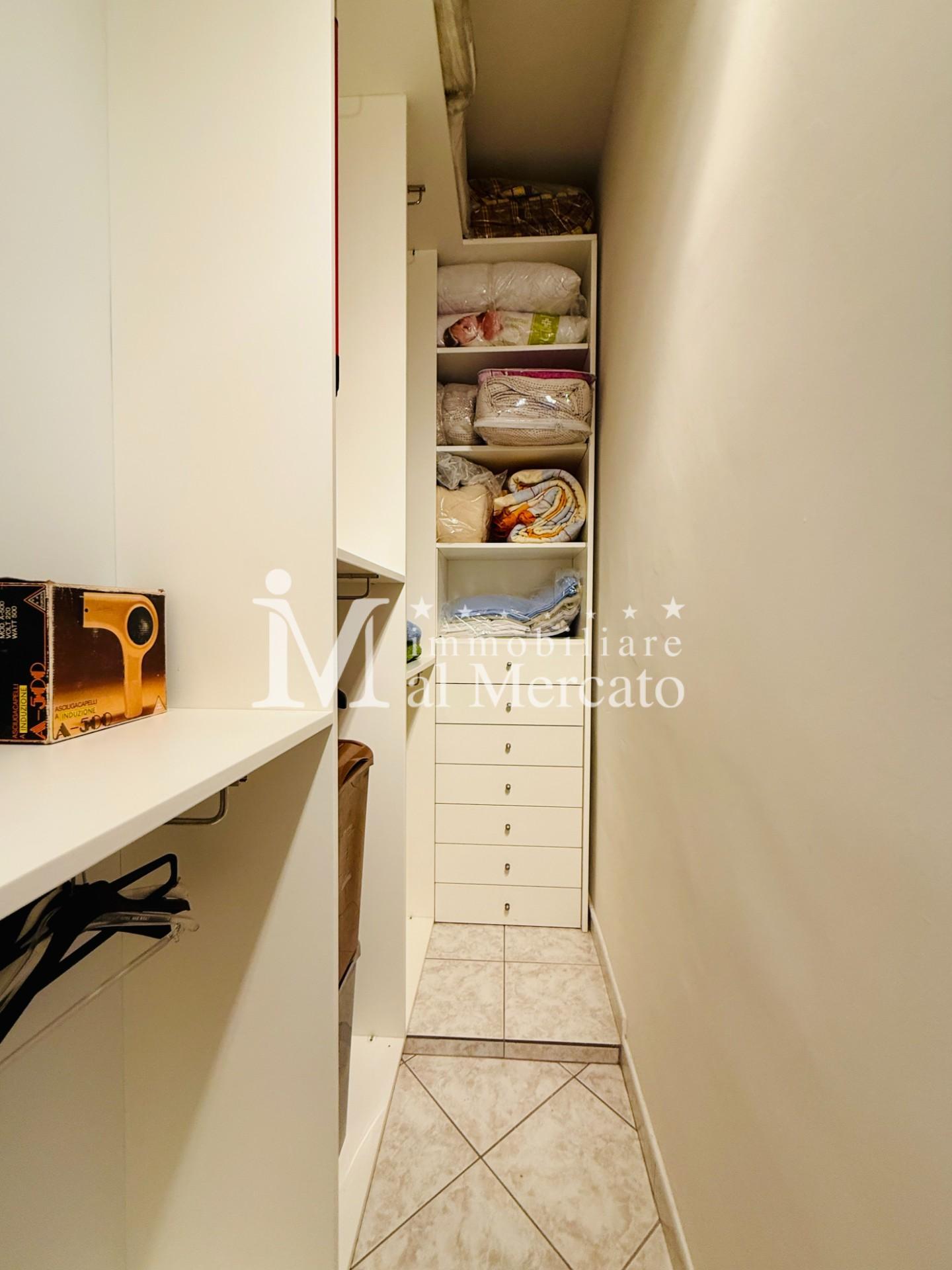 Immagine 32 di Appartamento in vendita  a Viareggio