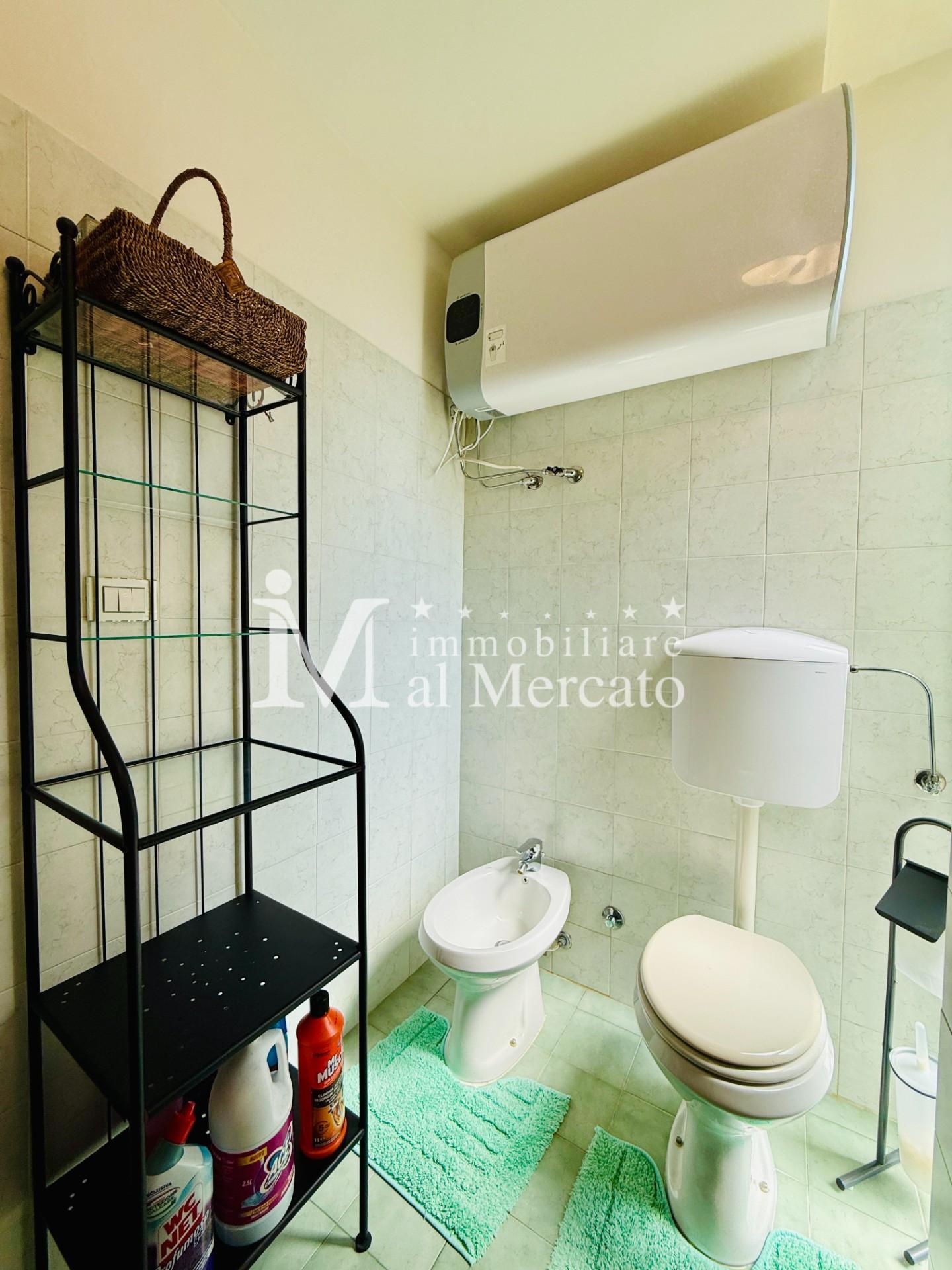 Immagine 13 di Appartamento in vendita  a Viareggio