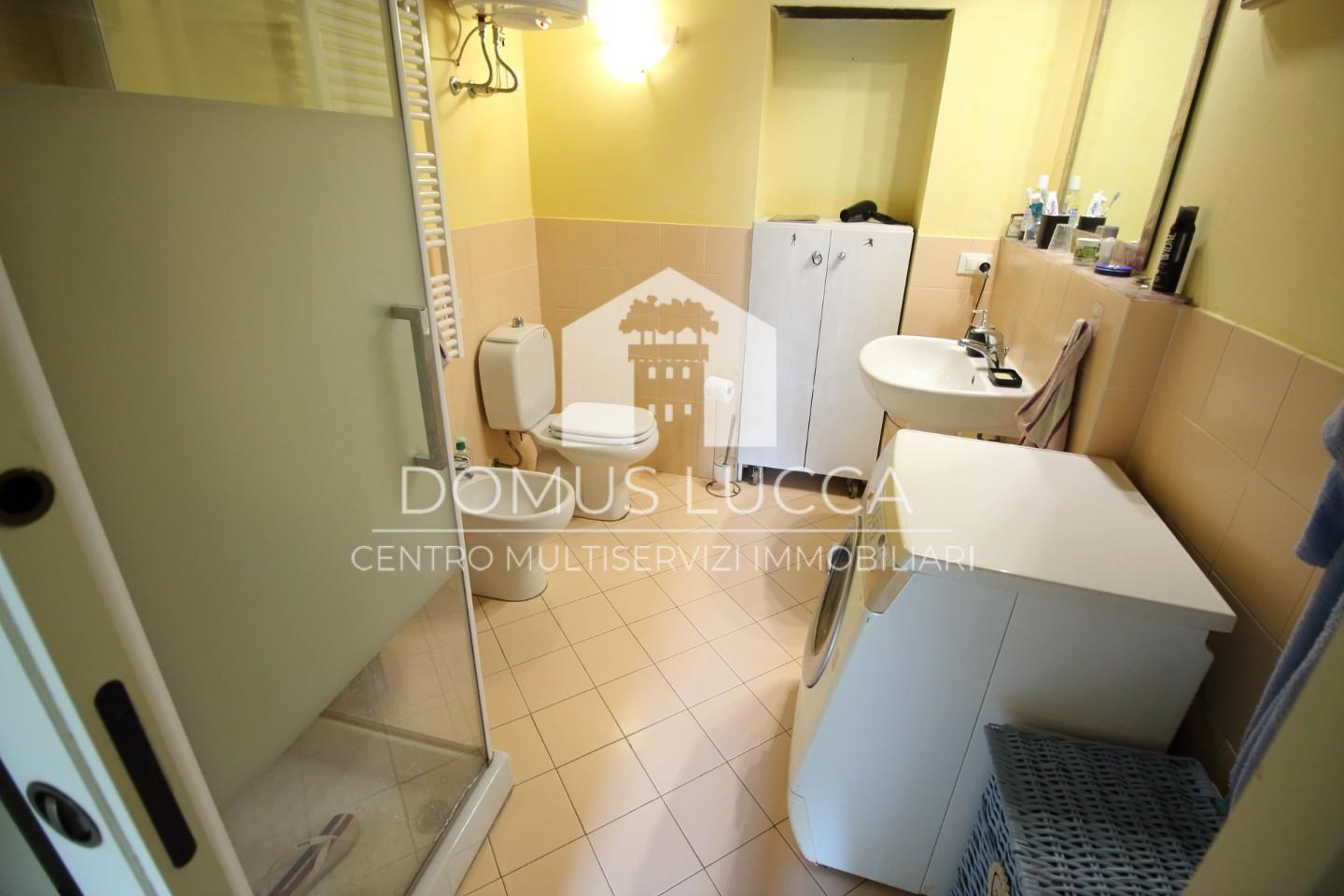 Immagine 12 di Appartamento in vendita  a Camaiore