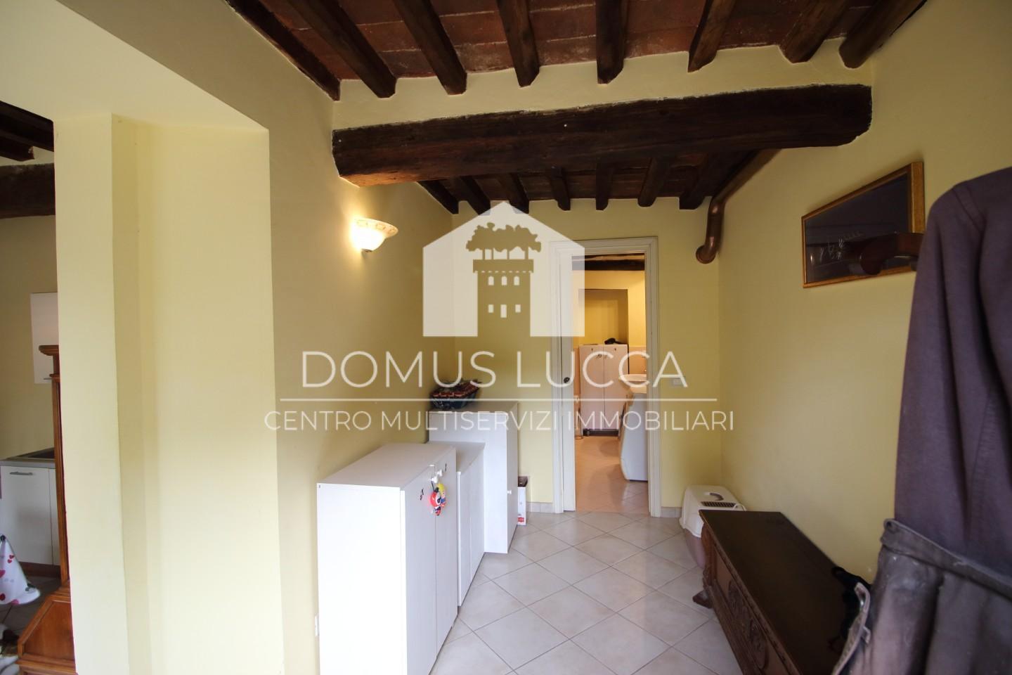 Immagine 10 di Appartamento in vendita  a Camaiore