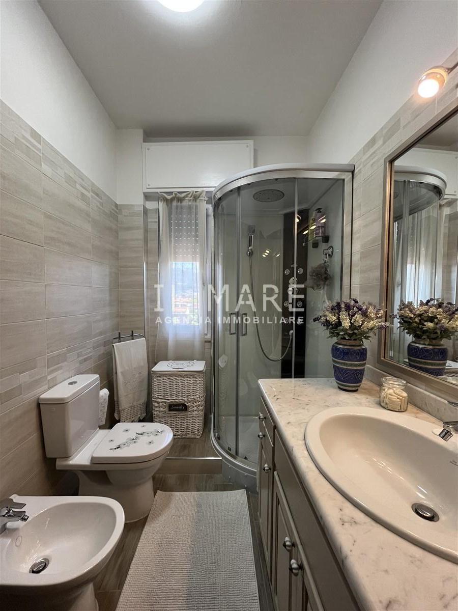 Immagine 24 di Mansarda in vendita  a Massa