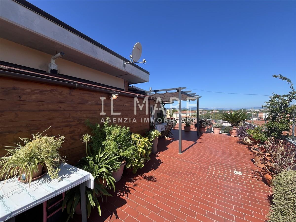 Immagine 6 di Mansarda in vendita  a Massa