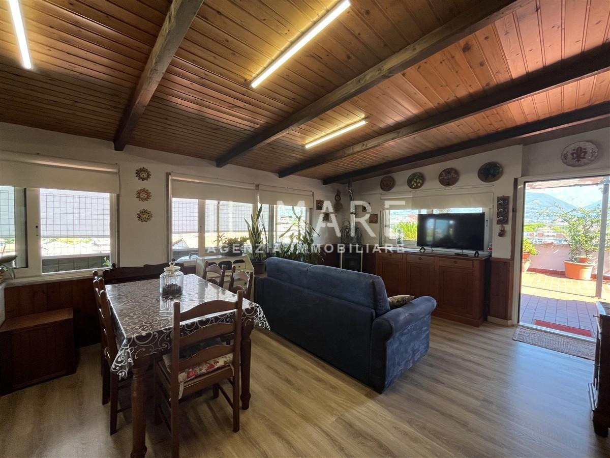 Immagine 9 di Mansarda in vendita  a Massa