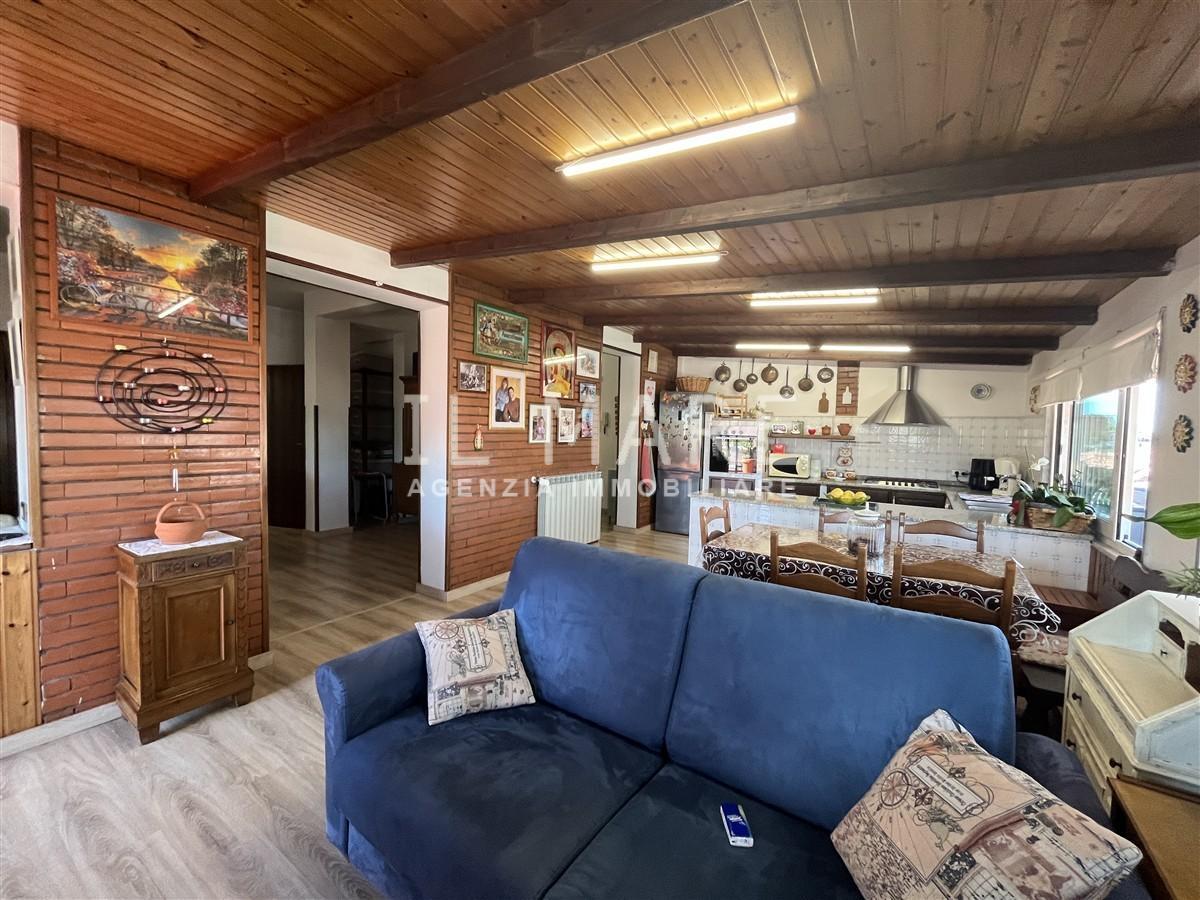 Immagine 13 di Mansarda in vendita  a Massa