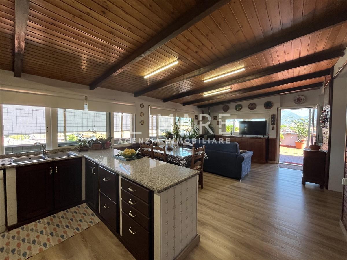 Immagine 11 di Mansarda in vendita  a Massa