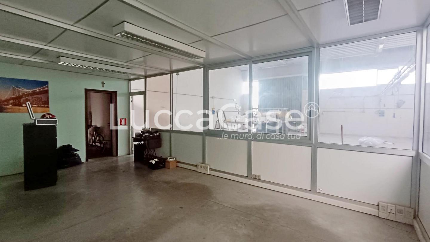 Immagine 6 di Attività artigianale in affitto  a Lucca