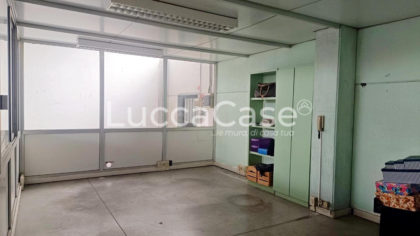 Immagine 7 di Attività artigianale in affitto  a Lucca