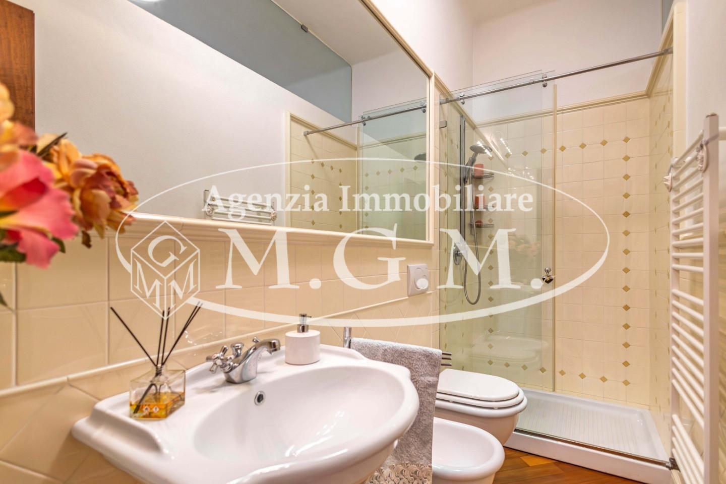 Immagine 21 di Villa in vendita  a Pisa