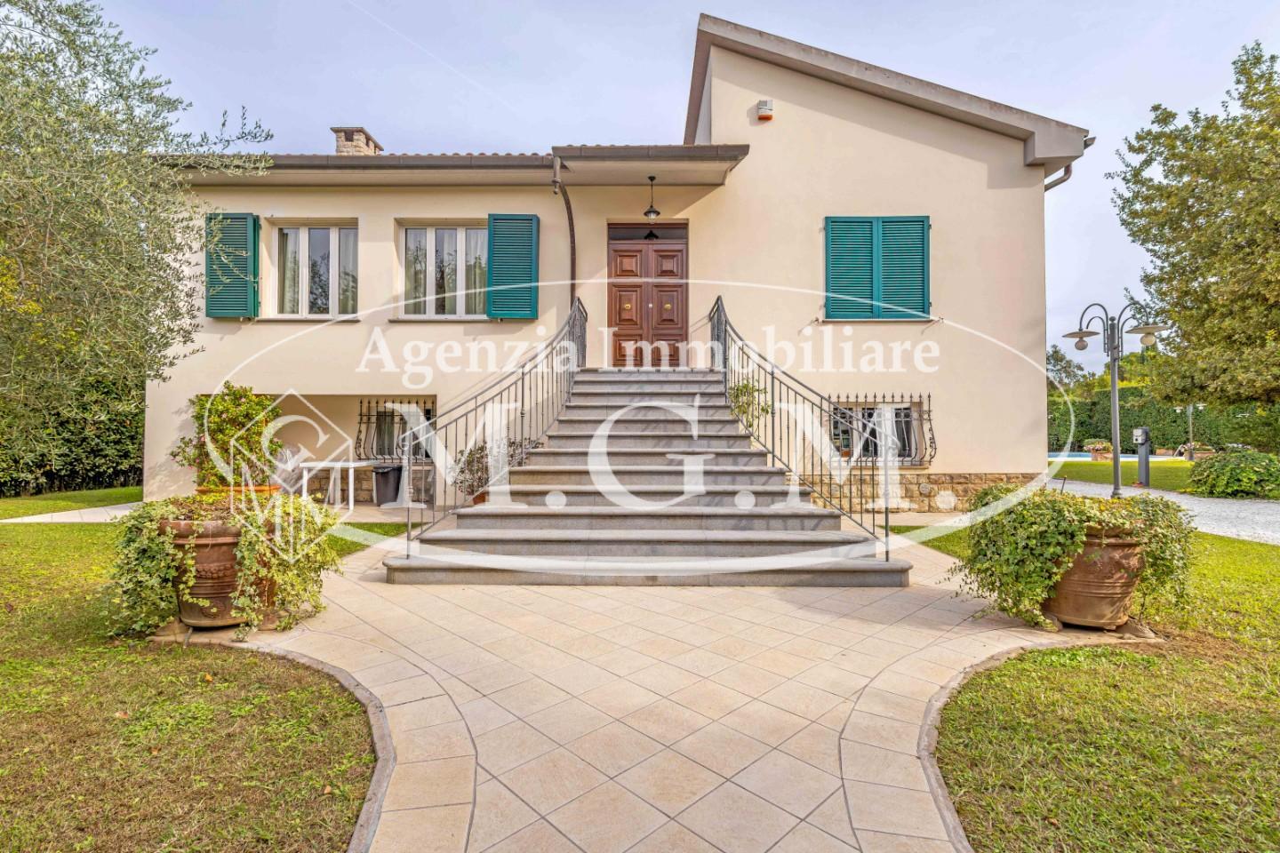 Immagine 2 di Villa in vendita  a Pisa