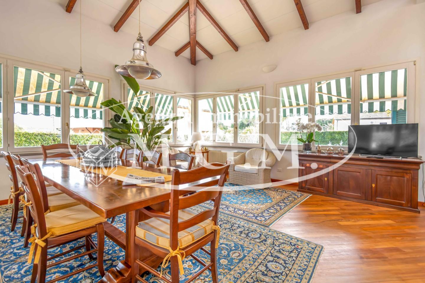 Immagine 11 di Villa in vendita  a Pisa