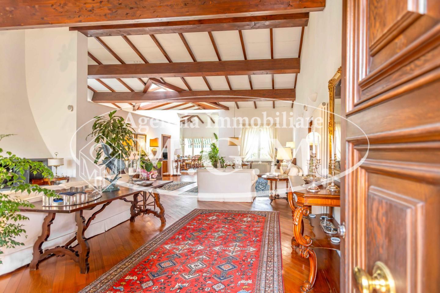 Immagine 3 di Villa in vendita  a Pisa