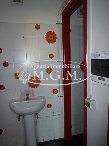 Immagine 3 di Locale commerciale in affitto  a Santa Maria A Monte