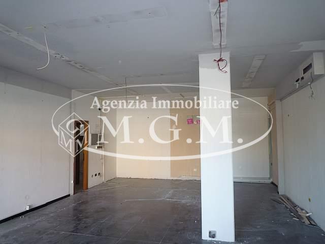 Immagine 5 di Locale commerciale in affitto  a Santa Maria A Monte
