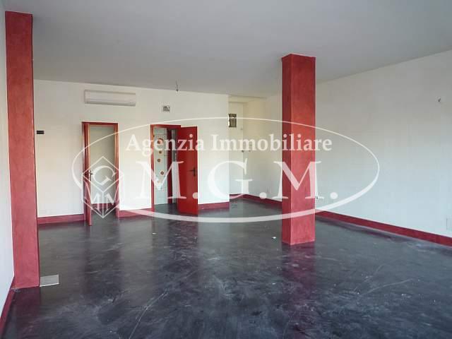 Immagine 2 di Locale commerciale in affitto  a Santa Maria A Monte