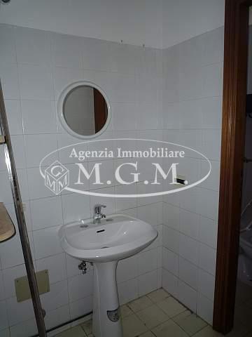 Immagine 7 di Locale commerciale in affitto  a Santa Maria A Monte