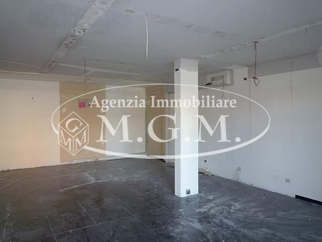 Immagine 8 di Locale commerciale in affitto  a Santa Maria A Monte