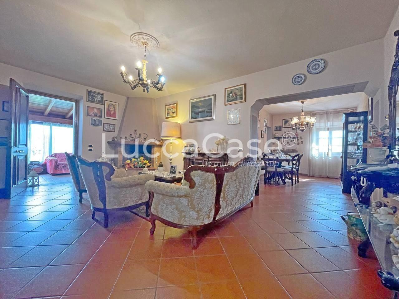 Immagine 28 di Casa colonica in vendita  a Pescaglia