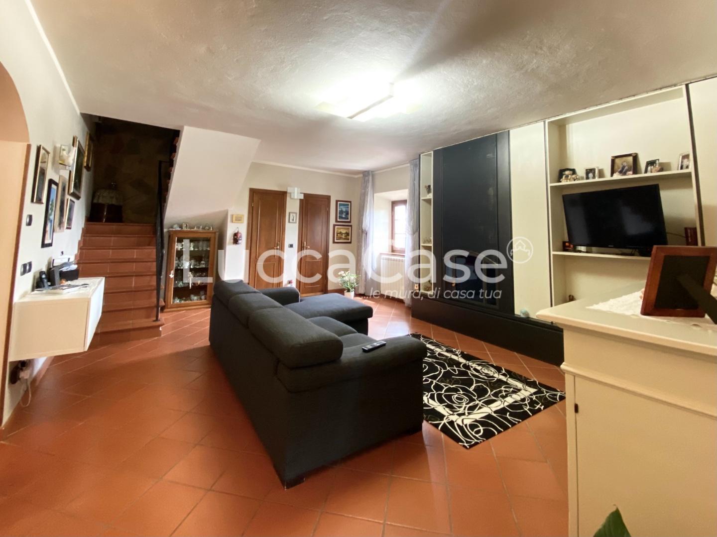 Immagine 8 di Casa colonica in vendita  a Pescaglia