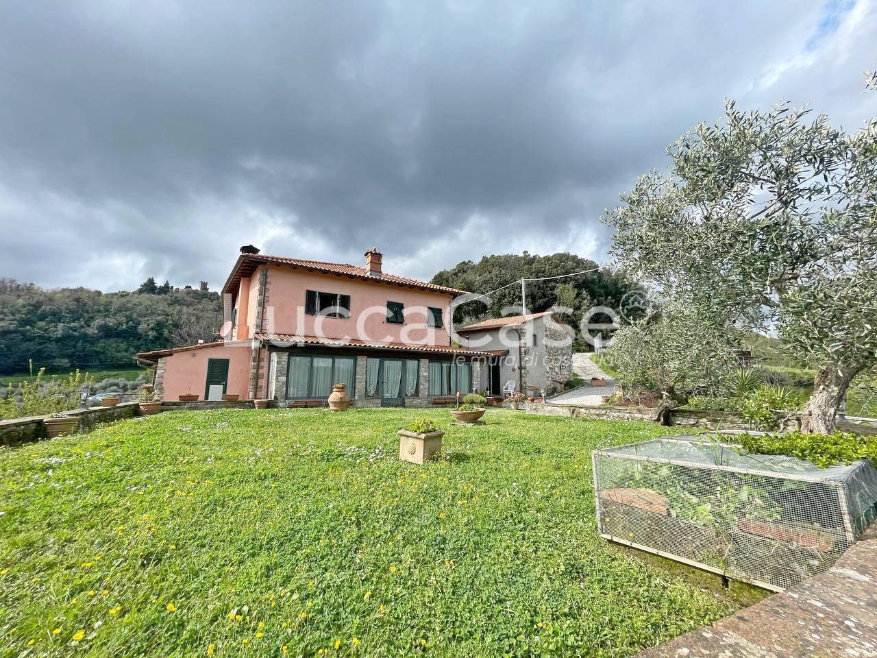 Immagine 3 di Casa colonica in vendita  a Pescaglia