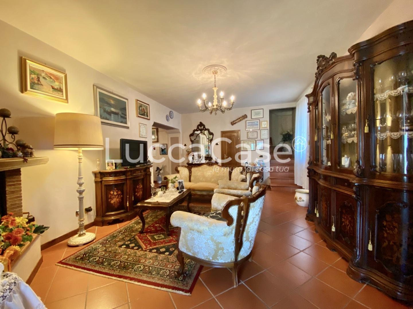 Immagine 17 di Casa colonica in vendita  a Pescaglia