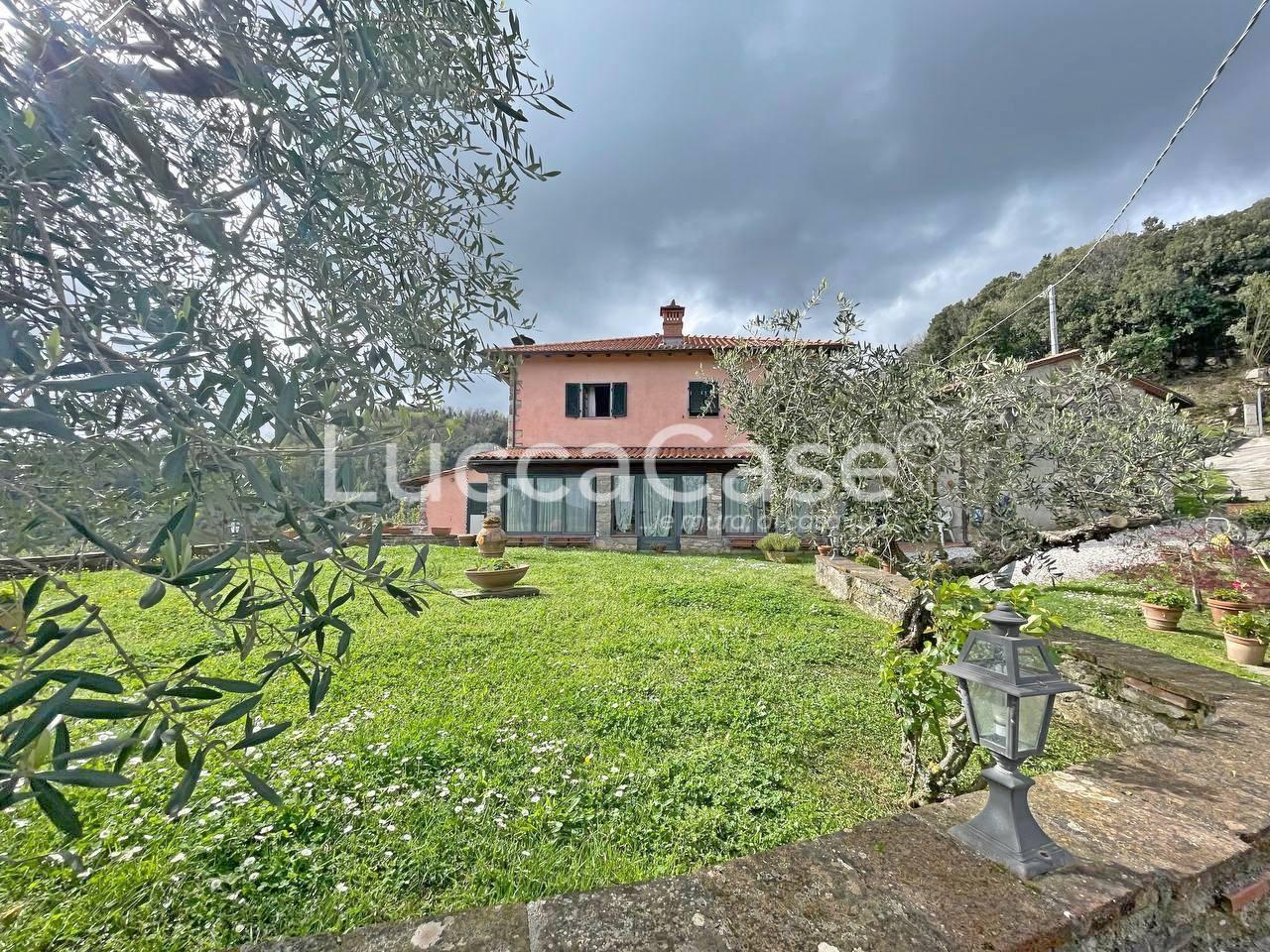 Immagine 20 di Casa colonica in vendita  a Pescaglia