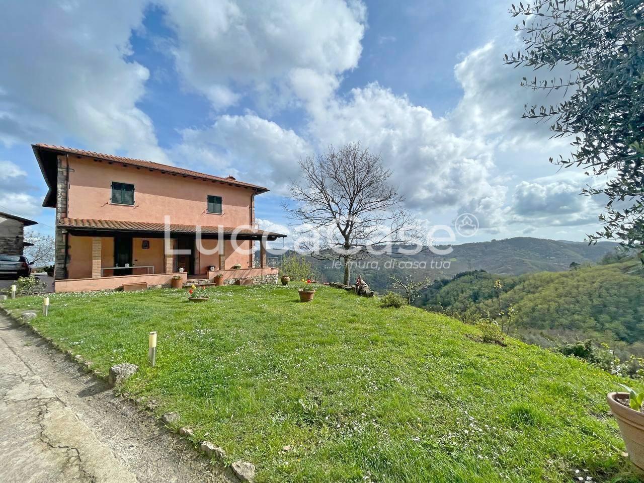 Immagine 11 di Casa colonica in vendita  a Pescaglia