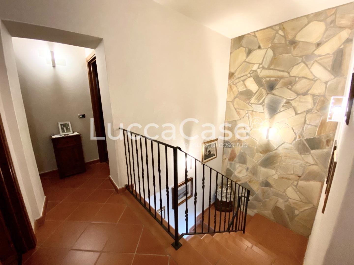 Immagine 10 di Casa colonica in vendita  a Pescaglia