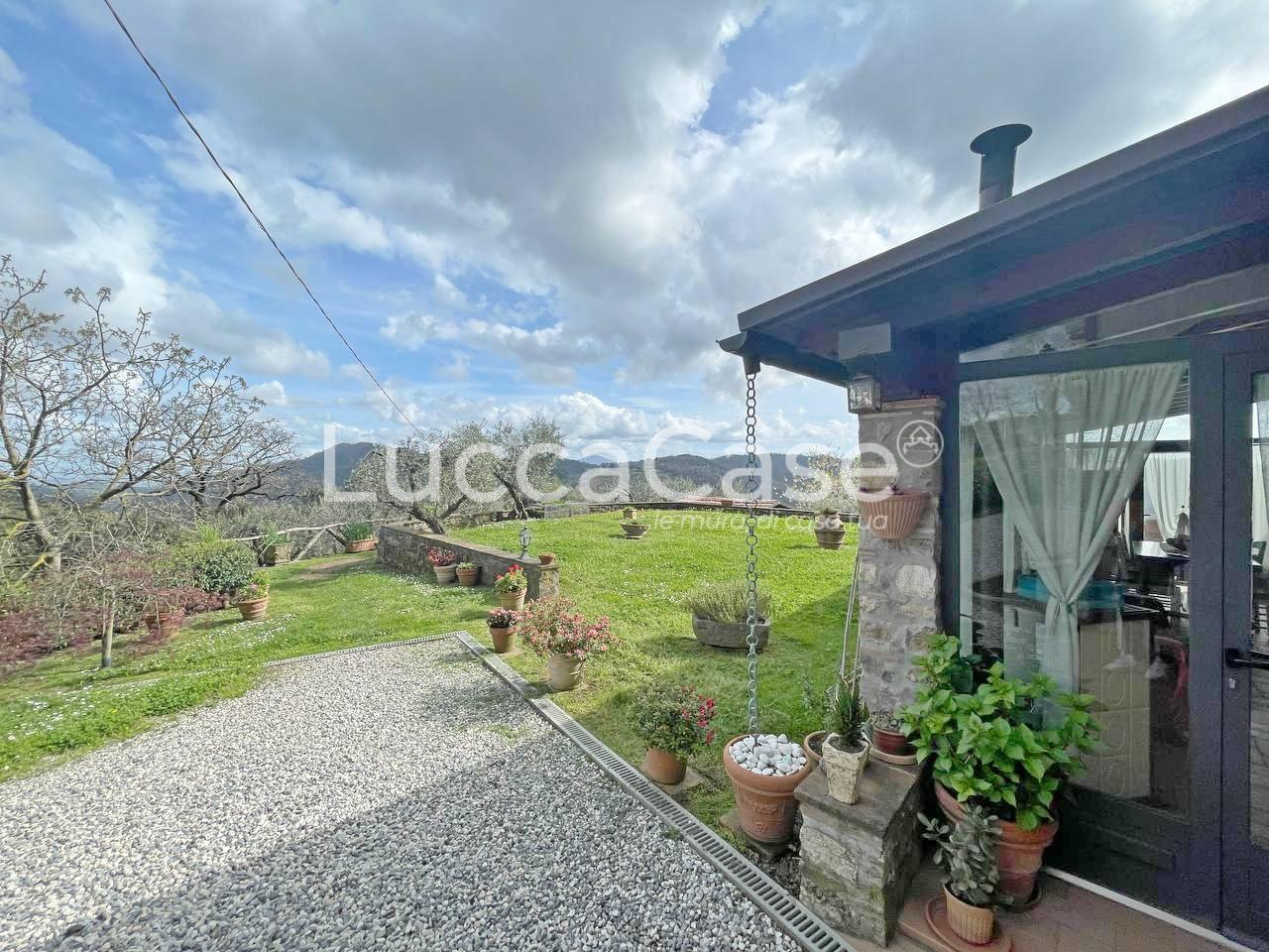 Immagine 25 di Casa colonica in vendita  a Pescaglia