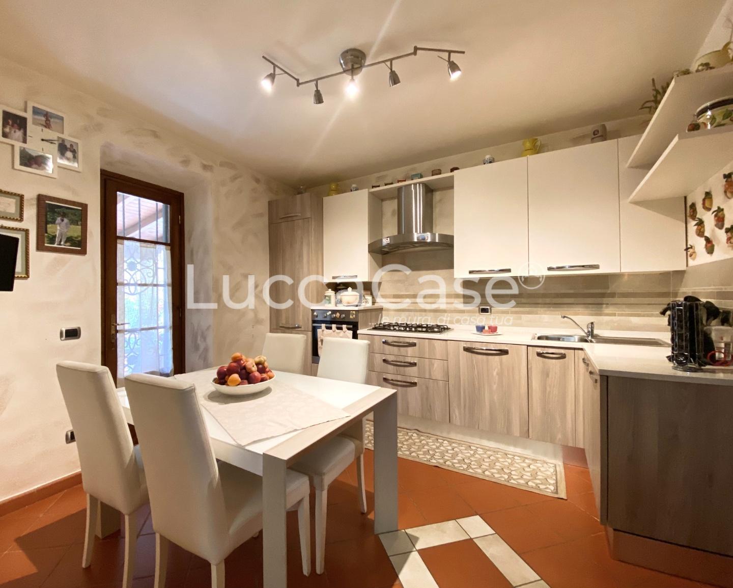 Immagine 9 di Casa colonica in vendita  a Pescaglia