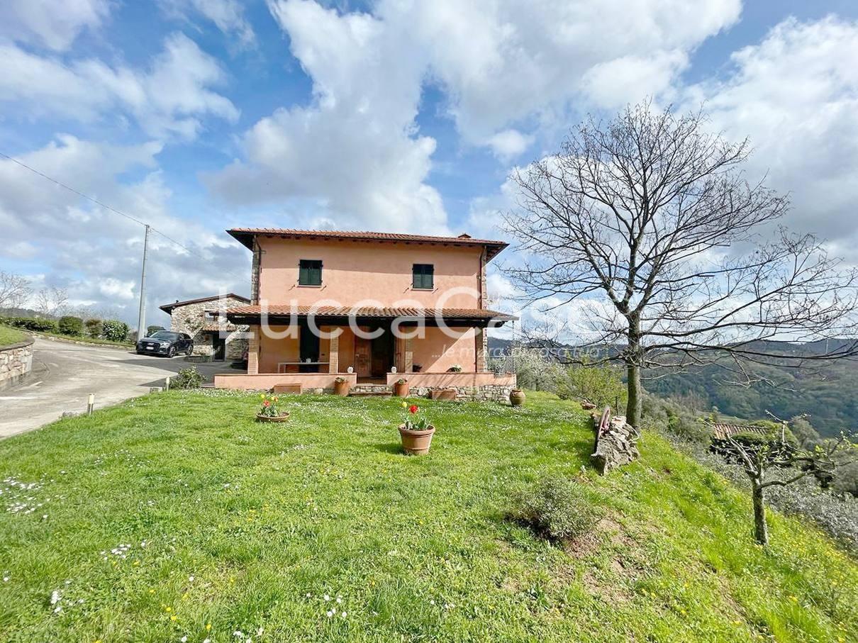 Immagine 2 di Casa colonica in vendita  a Pescaglia