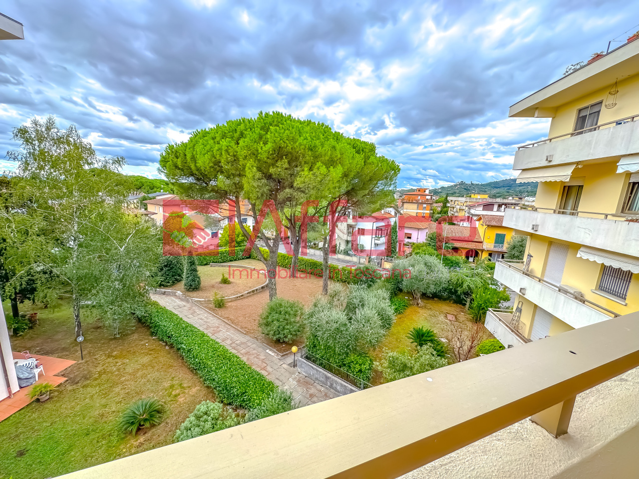 Immagine 15 di Appartamento in vendita  a Montecatini Terme