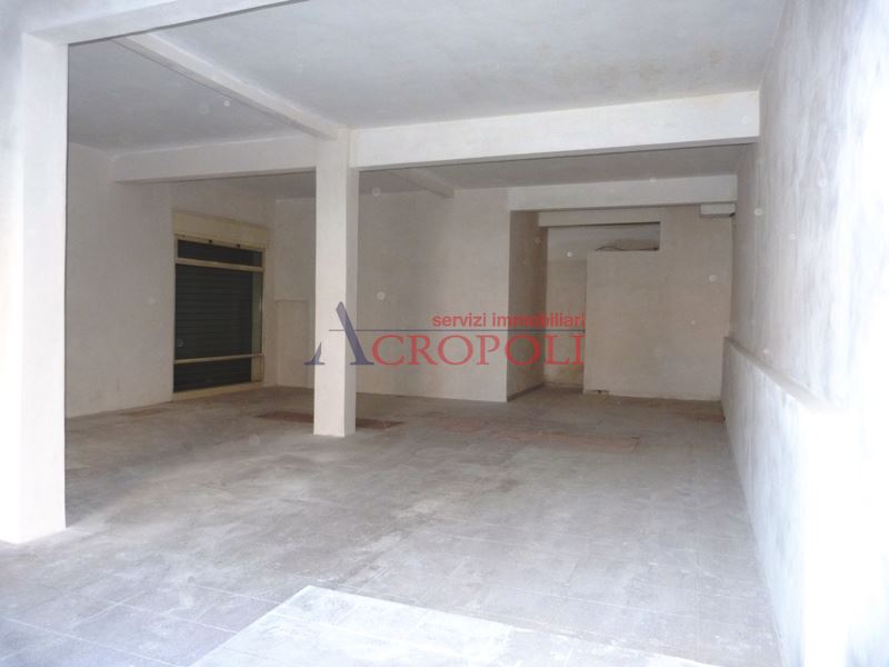 Immagine 7 di Negozio in affitto  a Anguillara Sabazia