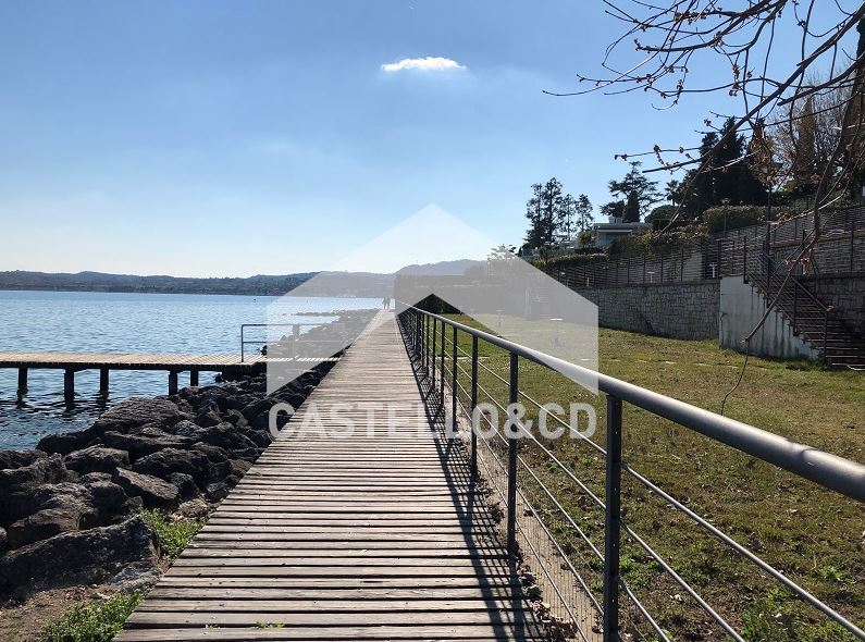 Immagine 10 di Villa in vendita  in via della costa 22 a Moniga Del Garda