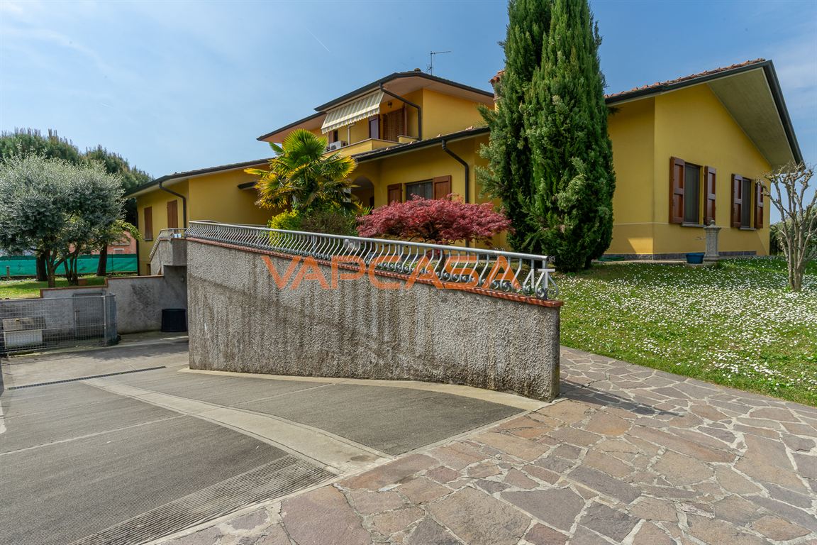 Immagine 10 di Appartamento in vendita  in via rossini a Lurano