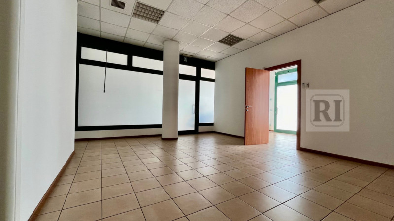 Immagine 1 di Negozio in vendita  a Limena