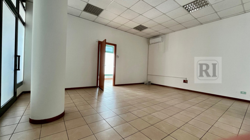 Immagine 2 di Negozio in vendita  a Limena