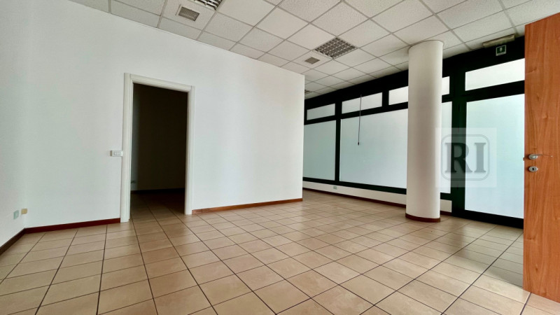 Immagine 3 di Negozio in vendita  a Limena