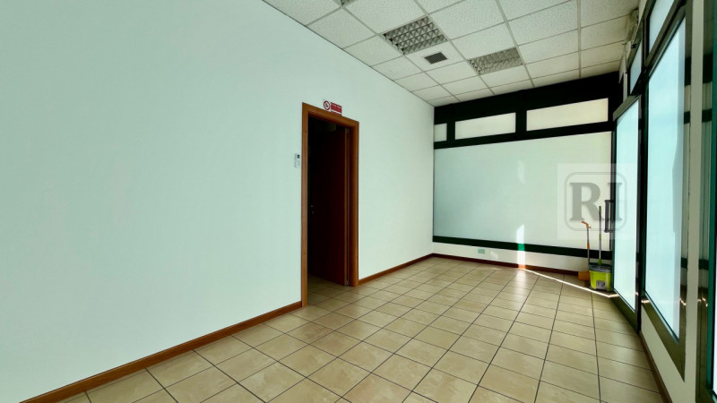 Immagine 4 di Negozio in vendita  a Limena