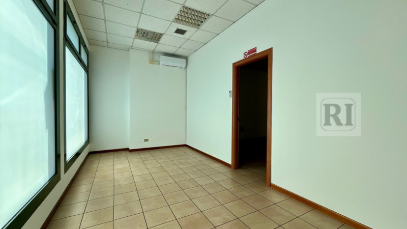 Immagine 5 di Negozio in vendita  a Limena