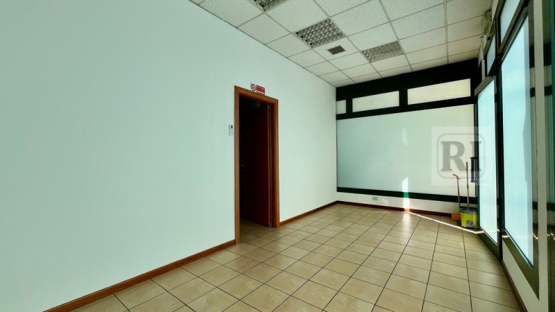 Immagine 6 di Negozio in vendita  a Limena