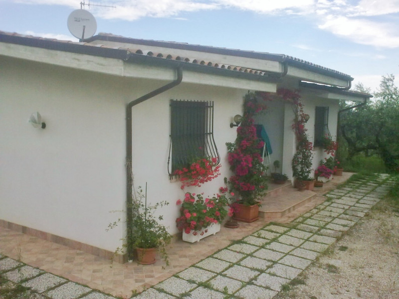 Immagine 5 di Villa in vendita  in VIA FONTEMAGGIO a Loreto Aprutino