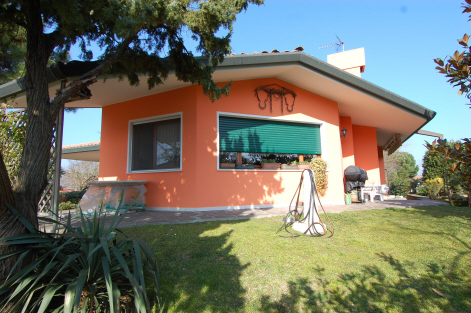 Immagine 1 di Villa in vendita  a Rosolina