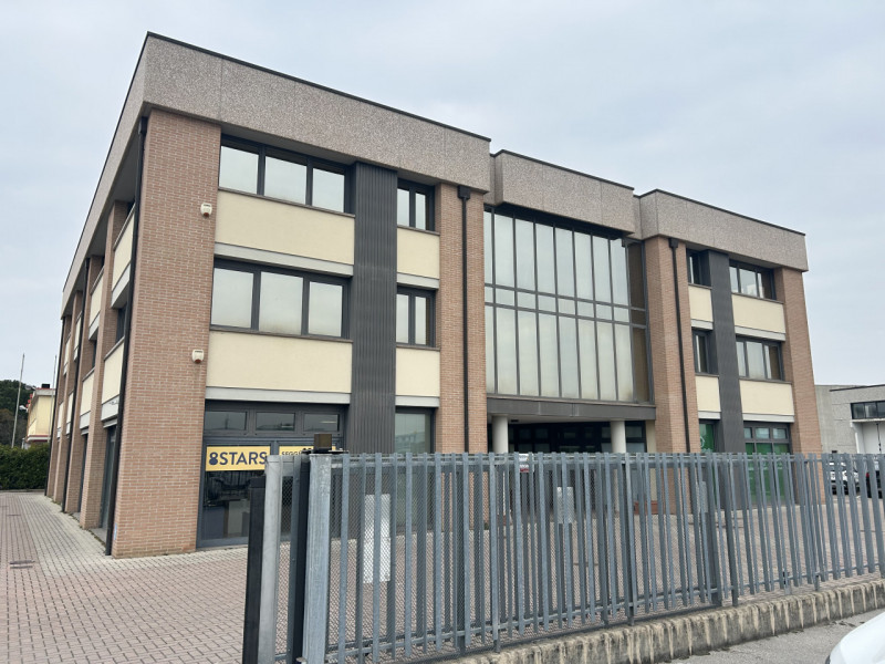 Immagine 2 di Negozio in affitto  in VIA UDINE a Mestrino